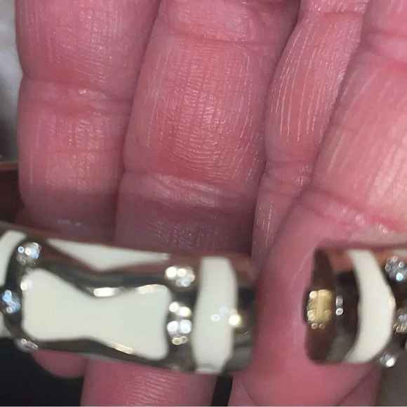 WHITE /GOLD ENAMEL HINGED BANGLE WITH RHINESTONE ACCENTS - Picture 7 of 7